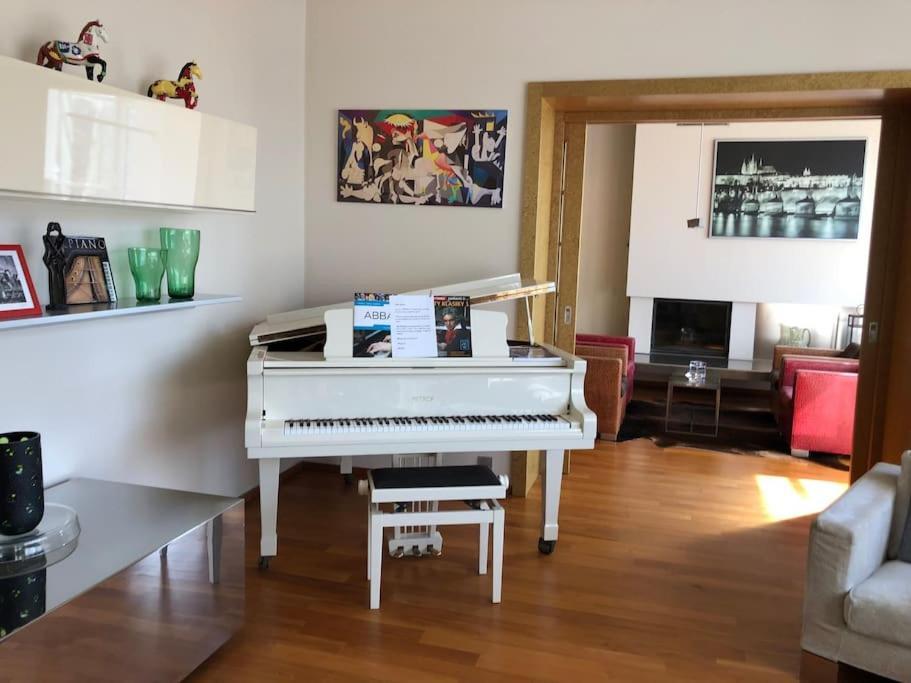 Villa Huge Luxury Villa, 6 Beds And Baths, Terraces, Double Garage Prag