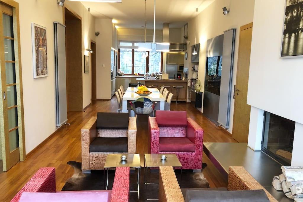 Huge Luxury Villa, 6 Beds And Baths, Terraces, Double Garage Villa Prag