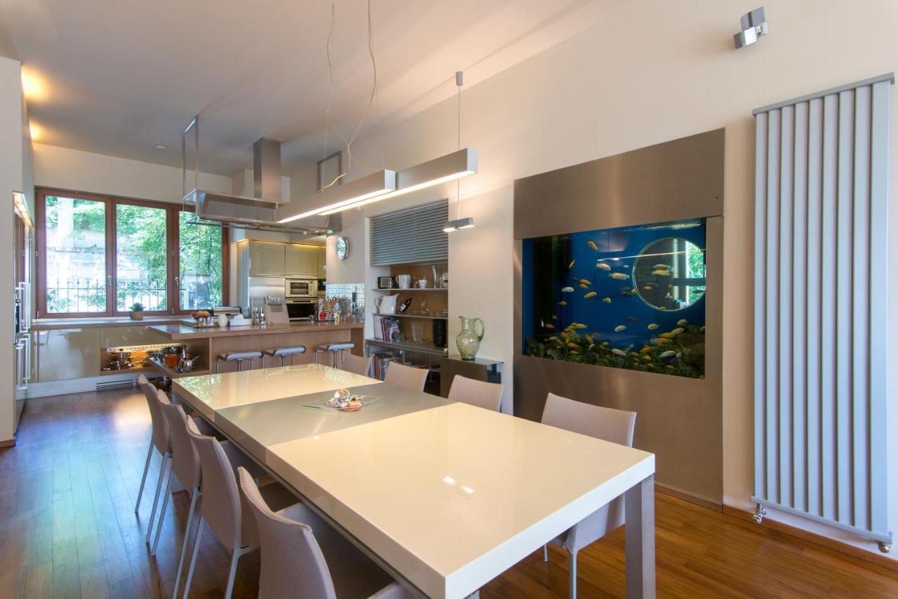 Huge Luxury Villa, 6 Beds And Baths, Terraces, Double Garage Villa Prag