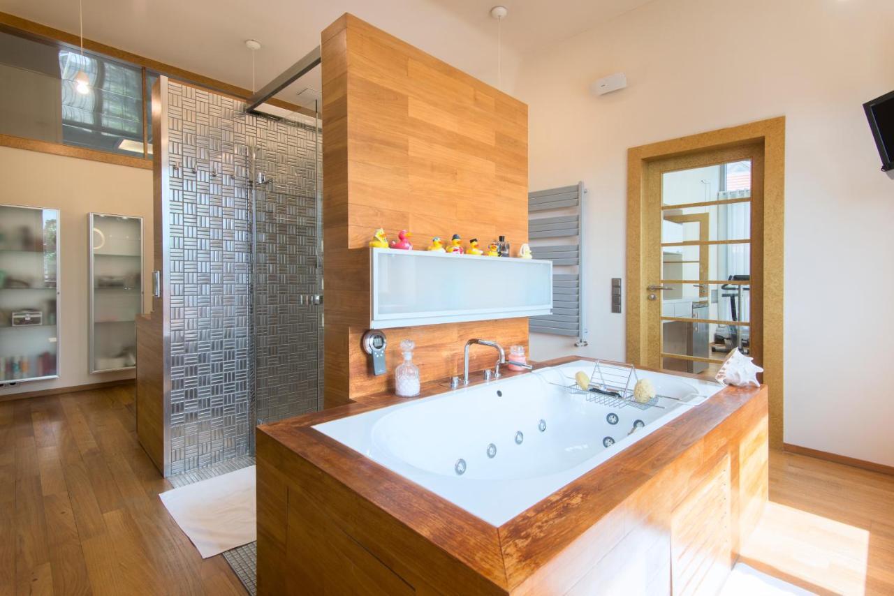Villa Huge Luxury Villa, 6 Beds And Baths, Terraces, Double Garage Prag