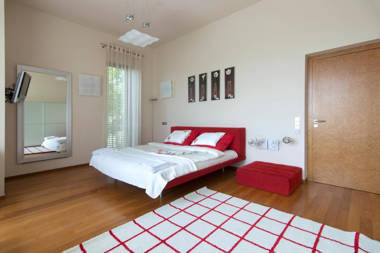 Huge Luxury Villa, 6 Beds And Baths, Terraces, Double Garage Prag