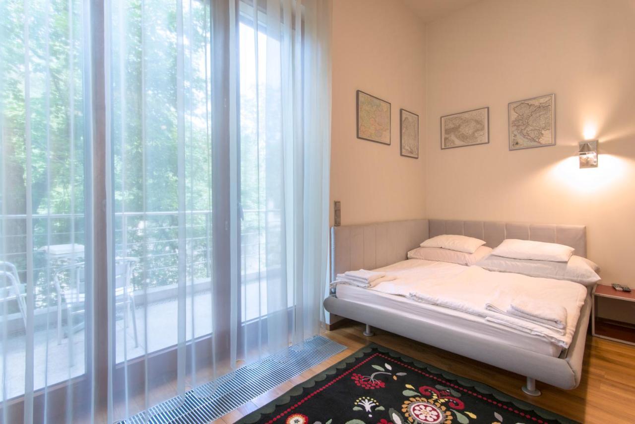 Huge Luxury Villa, 6 Beds And Baths, Terraces, Double Garage Prag