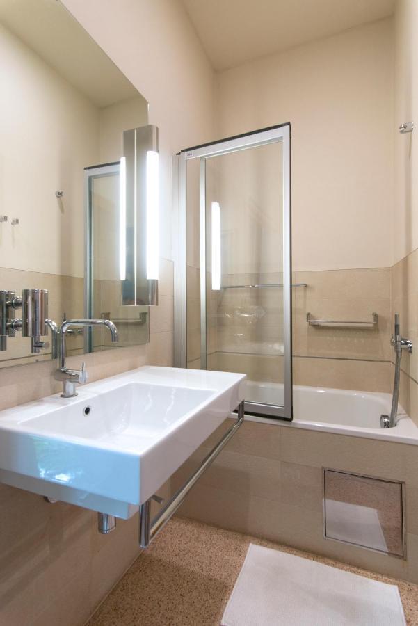 Villa Huge Luxury Villa, 6 Beds And Baths, Terraces, Double Garage Prag