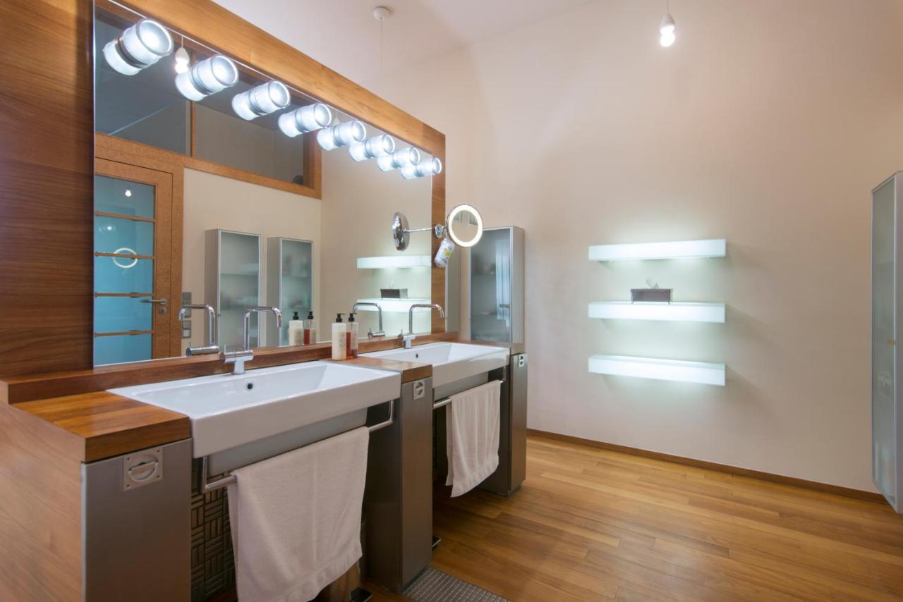 Huge Luxury Villa, 6 Beds And Baths, Terraces, Double Garage Villa Prag