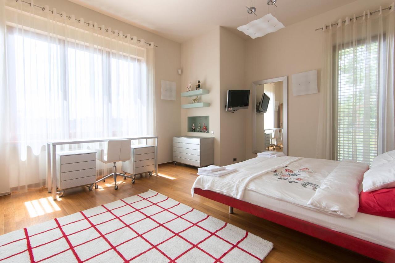 Huge Luxury Villa, 6 Beds And Baths, Terraces, Double Garage Prag